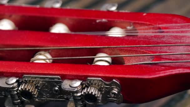Cordas Guitarra Clássica Trastes Close Tiro Panning Tiro Foco Seletivo — Vídeo de Stock