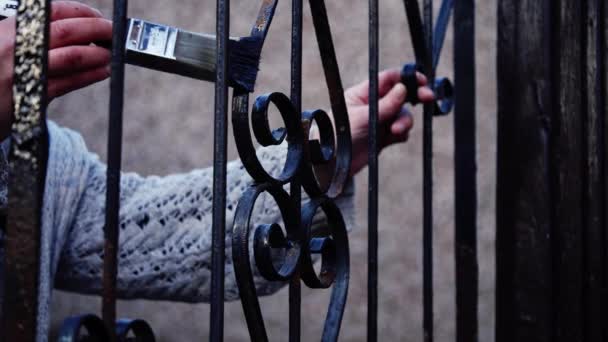 Evin Sahibi Dışarıda Boyanmış Demir Çit Orta Boy Yavaş Çekim — Stok video
