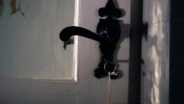 Gagang Pintu Dapur Dan Kunci Tengah Memiringkan Fokus Selektif Shot — Stok Video