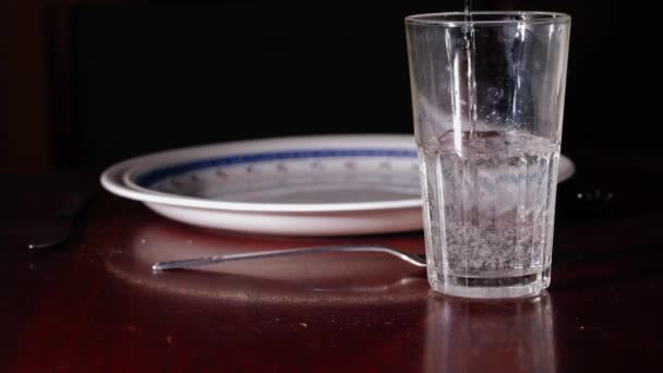 Preparar Almuerzo Vertiendo Agua Para Una Sola Persona Enfoque Selectivo — Vídeos de Stock