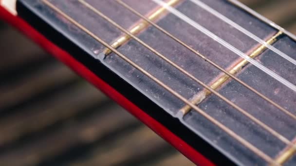 クラシックギターの弦とフレーツは マクロパンキングショットズーム選択的な焦点を閉じます — ストック動画