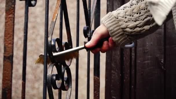 Καθαρισμός Σπιτιού Σκουριασμένος Σιδερένιος Φράχτης Συρματόπλεγμα — Αρχείο Βίντεο