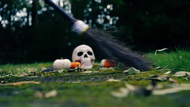 Halloween Dýně Čarodějnice Koště Široký Shot Selektivní Zaměření — Stock video