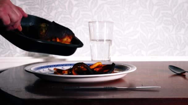 Serving Burned Charred Dinner Medium Zoom Shot Selective Focus — Stock Video