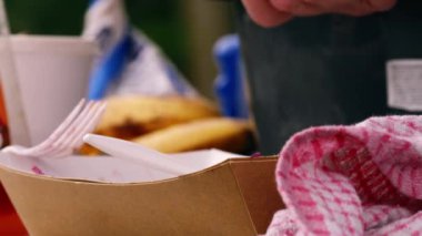 Yemek festivalinde el yapımı domuz eti ve patates kızartması yavaş çekim 4k seçici odaklanma