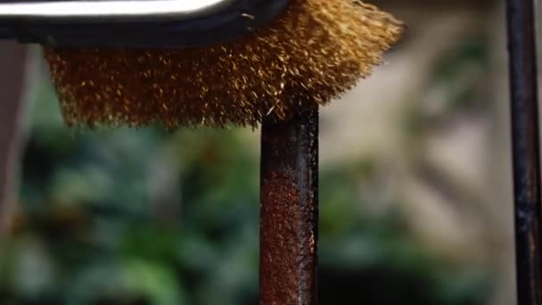 Limpieza Del Propietario Cerca Hierro Forjado Oxidado Con Cepillo Alambre — Vídeo de stock