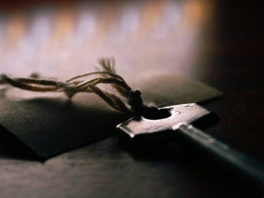 Tahta masadaki eski model anahtar. Seçici odağı kapat.