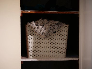 Depolama kutusu ortamı seçici odak noktası ile dolap açılıyor