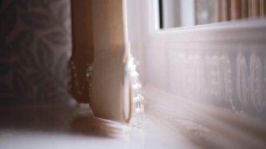 Evin penceresinde panjurlar asılı 4k seçici odak noktası