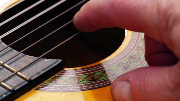 Músico Tocando Guitarra Acústica Cerca Tiro Cámara Lenta Zoom Tiro — Vídeos de Stock