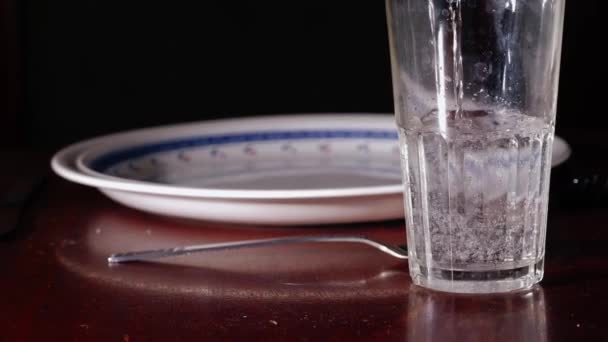 Vorbereitung Des Mittagessens Gießwasser Für Eine Person Zoom Nahaufnahme Selektiver — Stockvideo