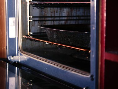 Mutfaktaki kirli fırın fırını. Seçici odak noktası.