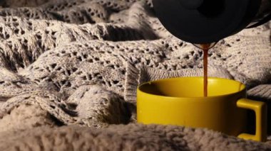 Cafetiere 'de taze kahve yapmak yavaş çekim zoom seçici odaklanma