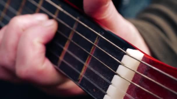 Musiker Spielt Akustikgitarre Nahaufnahme Schuss Zeitlupe Schuss Selektiver Fokus — Stockvideo