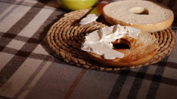 Podáváme Bagelový Chléb Nakrájený Plátky Opékaný Smetanovým Sýrem Poleva Střední — Stock video