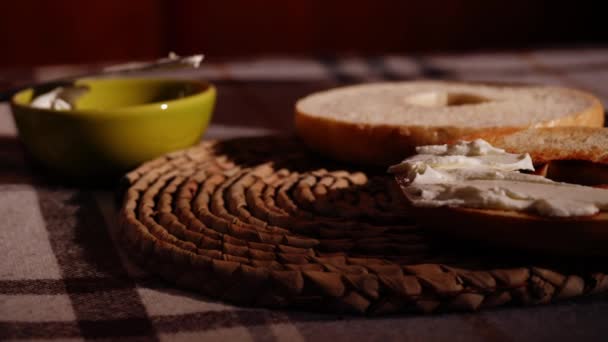 用奶油芝士片和烤好的百吉饼配上奶油芝士 配上4K粒选择性焦油 — 图库视频影像