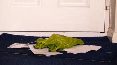 Mektuplar ve paketler eve bırakıldı. Kapıya sürgülü zum seçici odak noktası.