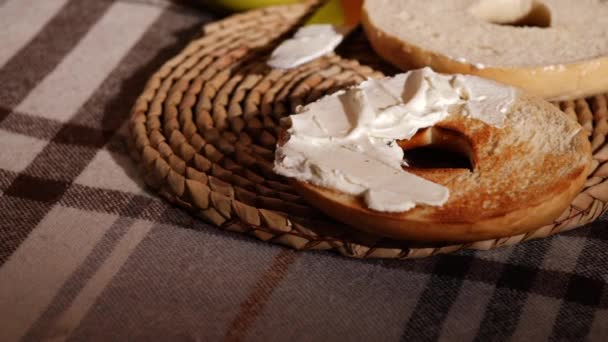 Σερβίρισμα Ψωμί Κουλούρι Φέτες Και Φρυγανισμένο Τυρί Κρέμα Συμπλήρωση Close — Αρχείο Βίντεο