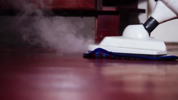 Limpeza Piso Cozinha Suja Com Aspirador Vapor Médio Tiro Foco — Vídeo de Stock