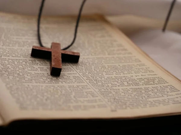 Tahta haçlı kutsal İncil. Yakın çekim. Dewsbury West Yorkshire İngiltere 26 Haziran 2023.