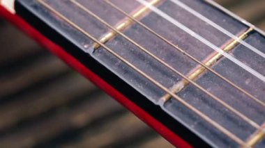 Klasik gitar telleri ve frets makro panning shot zoom seçici odaklamayı kapatır