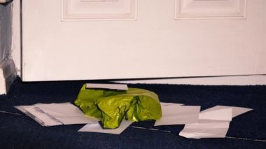 Harflere ve paketlere açılan kapı, evin arkasındaki yığının içine yerleştiriliyor. Orta derece seçici odaklanma