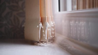 Evin penceresinde panjurlar asılı 4k seçici odak noktası