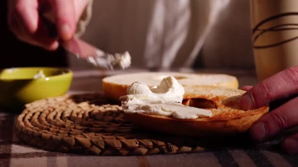 用奶油芝士切片和烤好的百吉饼配上中变焦慢镜头选择性焦距 — 图库视频影像