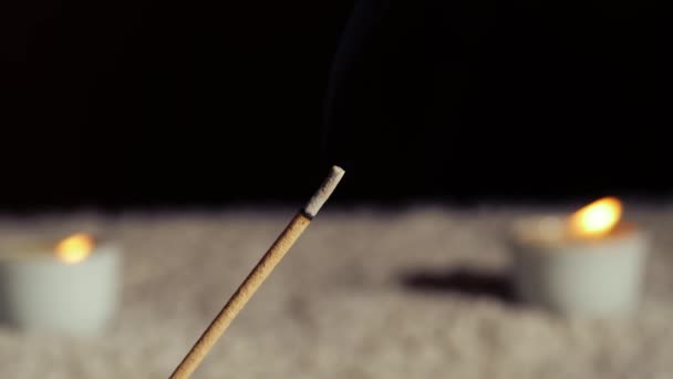 带有蜡烛火焰背景的香棒燃烧慢动作中变焦镜头选择性聚焦 — 图库视频影像
