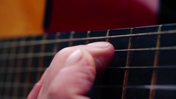 アコースティックギターを演奏するミュージシャンは マクロショットスローモーションズームショット選択フォーカス — ストック動画