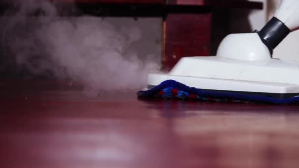 Limpeza Piso Cozinha Suja Com Aspirador Vapor Zoom Médio Tiro — Vídeo de Stock