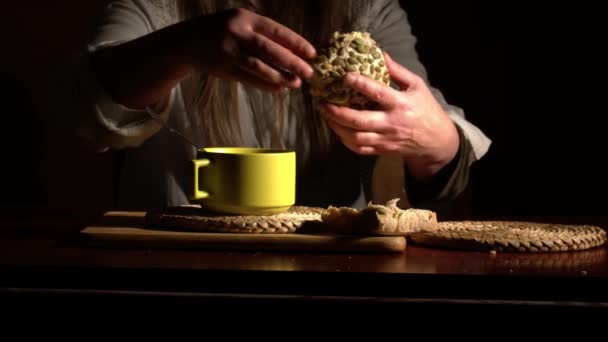 Jadalnia Sama Zanurzanie Chleba Misce Zupy Średnio Strzał Selektywny Ostrość — Wideo stockowe