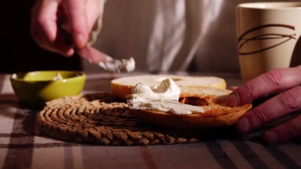 Σερβίρισμα Ψωμί Κουλούρι Φέτες Και Φρυγανισμένο Τυρί Κρέμα Κορυφή Μέσο — Αρχείο Βίντεο