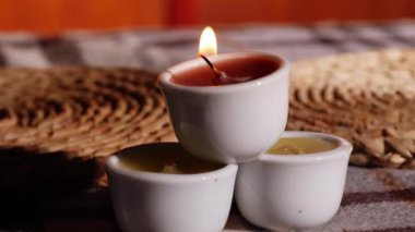 Yemek masasında çay ışığı mumları yakın. Yavaş çekim seçici odak noktası.