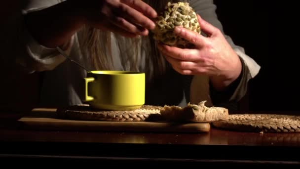 Allein Essen Und Brot Eine Schüssel Mit Suppe Tauchen Mittlerer — Stockvideo