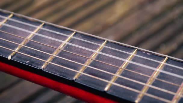 Cuerdas Guitarra Clásica Trastes Cerca Macro Panning Tiro Enfoque Selectivo — Vídeo de stock