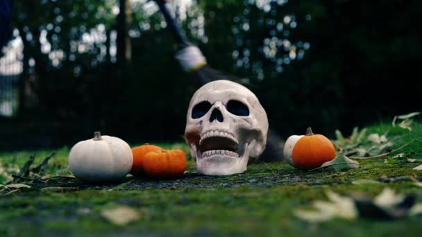 Halloween Sütőtök Boszorkány Seprűnyél Közepes Lövés Szelektív Fókusz — Stock videók