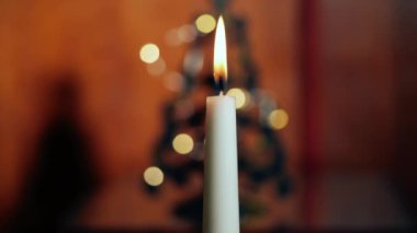 Noel ağacı ile mum bokeh ışık arkaplan ortam 4k seçici odak noktası