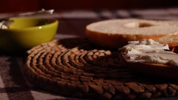 用奶油芝士切片和烤好的面包配上奶油芝士 配上中式煎饼 — 图库视频影像