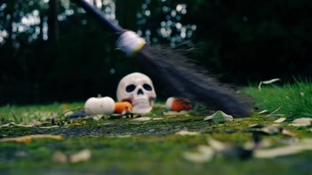 Halloween Dýně Čarodějnice Koště Široký Zoom Shot Selektivní Zaměření — Stock video