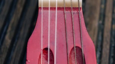 Klasik gitar telleri ve perdeler yakın çekim 4k eğimli çekim seçici odak
