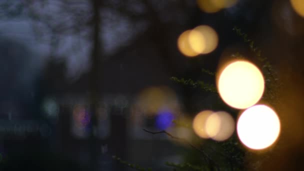 떨어지는 슬로우 선택적인 초점으로 거리에서 크리스마스 — 비디오