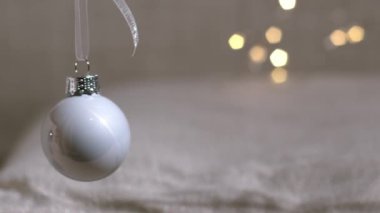 Altın bokeh ışıklarıyla beyaz Noel mücevheri 4k yavaş çekim seçici odaklanma 