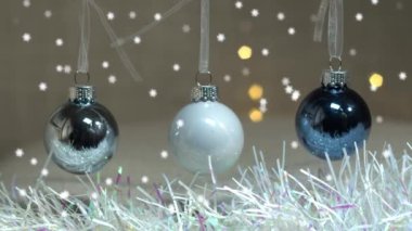 Minik kar taneleriyle mavi Noel mücevherleri. 4k yavaş çekim seçici odaklanma. 