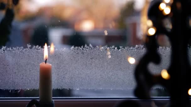 Gyertya Karácsonykor Fagyos Hideg Téli Ablakban Bokeh Fények Közepes Lassított — Stock videók
