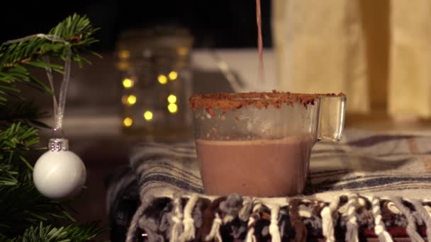 Verter Bebida Chocolate Caliente Escena Festiva Navidad Tiro Medio Cámara — Vídeo de stock