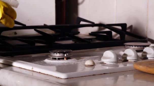 クリーニング オーブン ホブの媒体の遅い動きのズームの選択的な焦点 — ストック動画