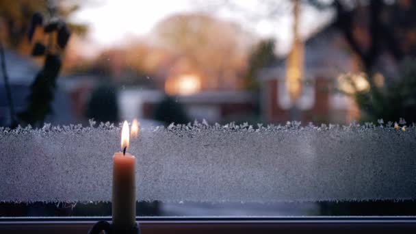 Bougie Noël Dans Fenêtre Froide Hiver Avec Des Lumières Bokeh — Video