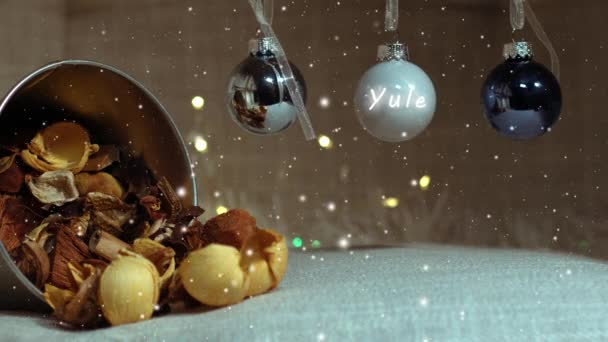 Голубые Рождественские Безделушки Горшком Pourri Снежинки Замедленного Движения Селективного Фокуса — стоковое видео