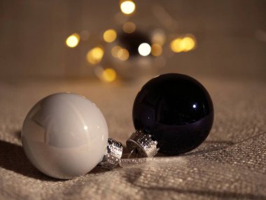 Altın bokeh lambalı Noel mücevherleri seçici odaklı makro çekimleri kapat 